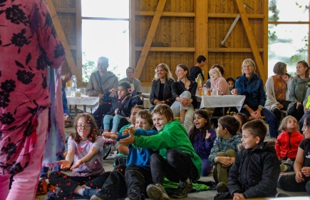 Les enfants sont ravis de la présence surprise du magicien Ron Dideldum